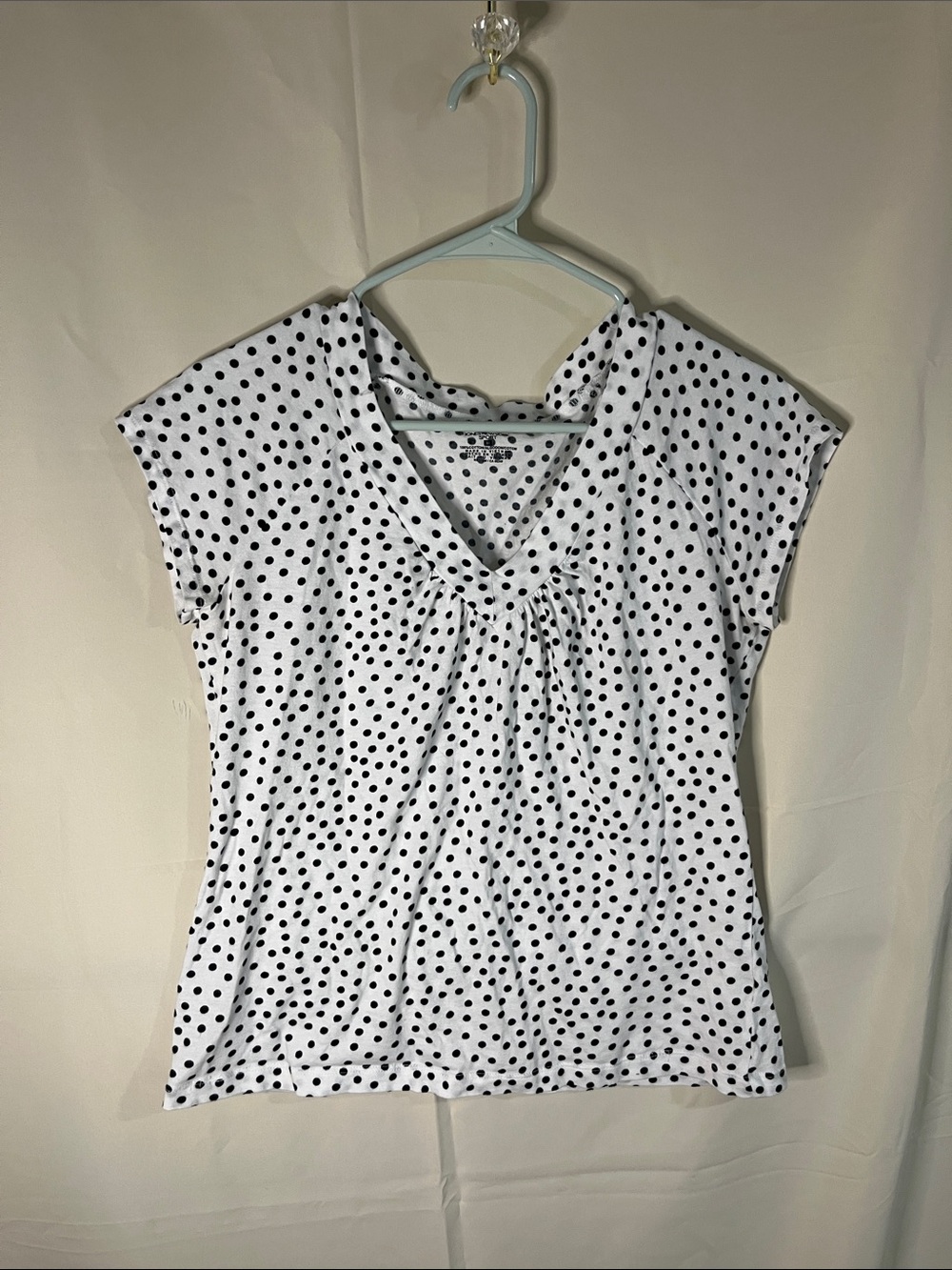 Jones New York White Short Sleeve V-Neck Top with Black Polka Dots